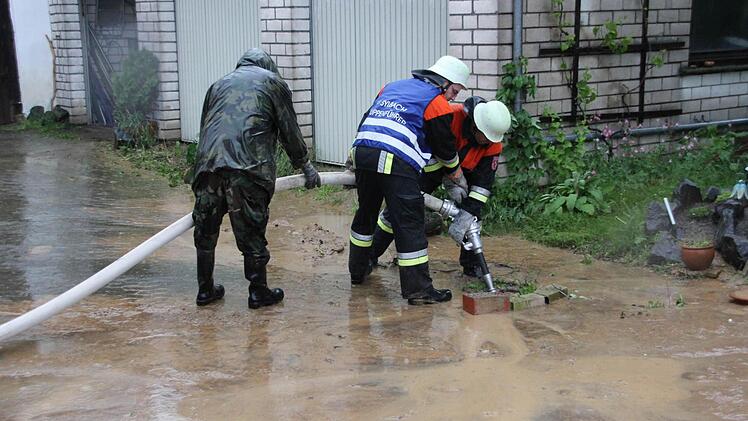 Die Feuerwehr machte Abflüsse frei, damit das Schlammwasser in Sylbach abfließen konnte.