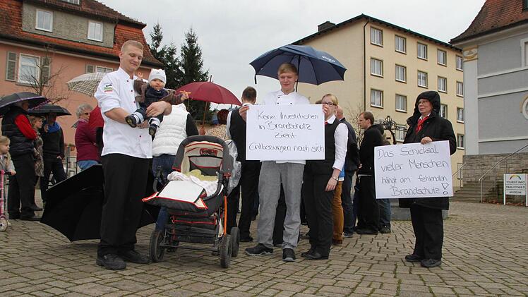 Manche Mitarbeiter haben ihre kleinen Kinder mitgebracht.