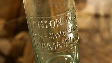 Eine Flasche aus der Mineralwasserfabrik Anton Neder Hammelburg, die es heute nicht mehr gibt.