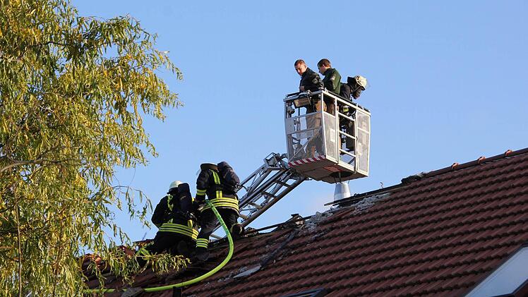 Zwei Polizisten machten sich von oben ein Bild vom Ausmaß des Schadens.