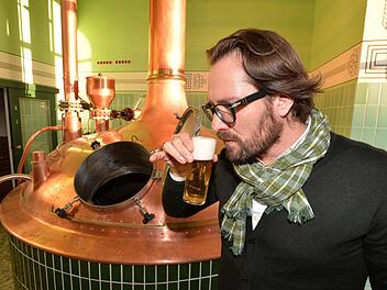 Die Qualität passt. Braumeister Stephan Michel von der Bamberger Mahrsbräu ist mit dem Ergebnis seiner Arbeit zufrieden.  Foto: Ronald Rinklef