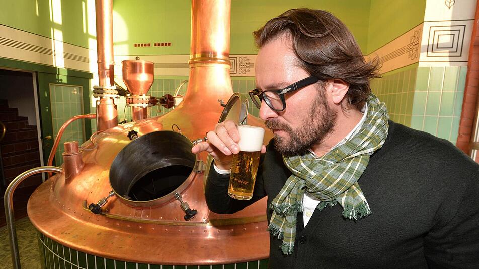 Die Qualität passt. Braumeister Stephan Michel von der Bamberger Mahrsbräu ist mit dem Ergebnis seiner Arbeit zufrieden.  Foto: Ronald Rinklef