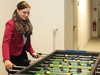 Jugendbetreuerin Judith Thomas hofft, dass sich der Jugendraum in der Zehntscheune bald herumspricht. Foto: Thomas Malz