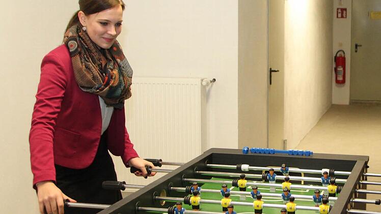 Jugendbetreuerin Judith Thomas hofft, dass sich der Jugendraum in der Zehntscheune bald herumspricht. Foto: Thomas Malz