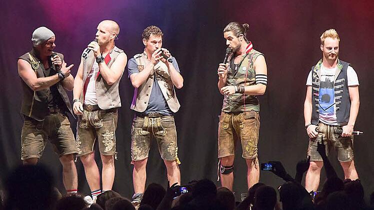 Effektvolle Bühnenshow: Voxxclub beim Auftritt im Tambacher Schlosshof.Foto: Albert Höchstädter