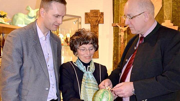 Mathilde Bergmann zeigt Bürgermeister Jastrzembski (links im Bild) ein Osterei aus Schlesien. Das Straußenei wurde 2013 Andreas Schlund geschenkt. Rechts im Bild Hirschaids Bürgermeister Klaus Hohmann.