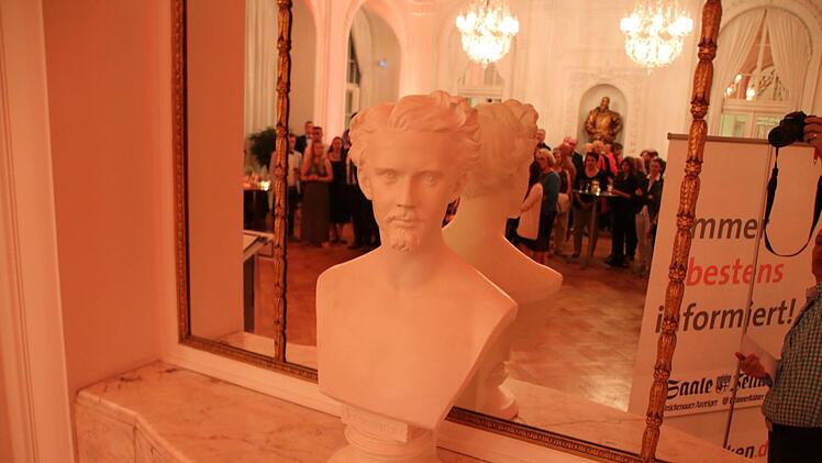 Spiegelbild mit Königsbüste. Foto: Ralf Ruppert