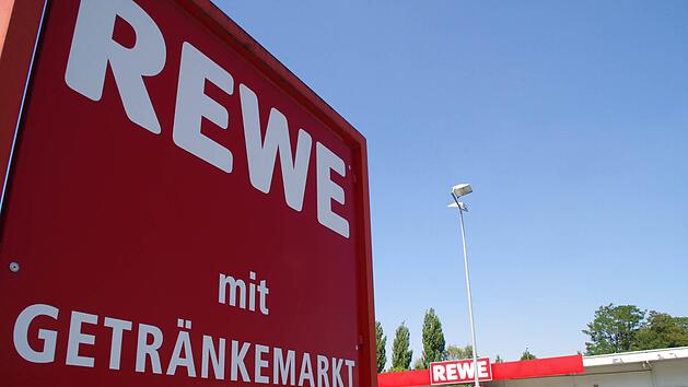 Rewe und der Grundst&uuml;cksbesitzer haben den Kaufvertrag unterzeichnet. Das Unternehmen kann in der Kronacher Industriestra&szlig;e neu bauen. Foto: Archiv/Marco Mei&szlig;ner