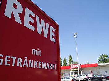 Rewe und der Grundstücksbesitzer haben den Kaufvertrag unterzeichnet. Das Unternehmen kann in der Kronacher Industriestraße neu bauen. Foto: Archiv/Marco Meißner
