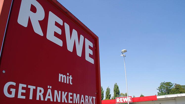Rewe und der Grundstücksbesitzer haben den Kaufvertrag unterzeichnet. Das Unternehmen kann in der Kronacher Industriestraße neu bauen. Foto: Archiv/Marco Meißner