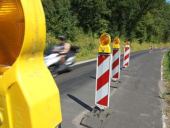 Die Staatsstraße 2290 zwischen Euerdorf und Aura ist ab Montag nicht nur halbseitig, sondern komplett gesperrt.Foto: Arkadius Guzy