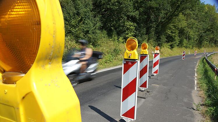 Die Staatsstraße 2290 zwischen Euerdorf und Aura ist ab Montag nicht nur halbseitig, sondern komplett gesperrt.Foto: Arkadius Guzy