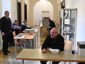 Am Morgen hielt sich der Andrang in den Wahllokalen noch in Grenzen. Foto: Ronald Rinklef