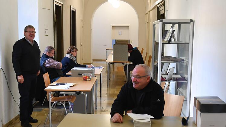 Am Morgen hielt sich der Andrang in den Wahllokalen noch in Grenzen. Foto: Ronald Rinklef