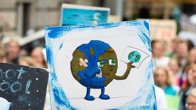 Eltern von Sch&uuml;lern, die an einer "Fridays for Future"-Demonstration teilgenommen haben, sollen nun ein Bu&szlig;geld bezahlen. Foto: Christophe Gateau/dpa
