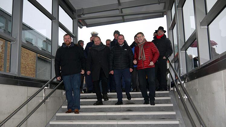 Bitte vortreten: Die ersten Fußgänger, die die Unterführung der Garnstadter Straße offiziell benutzen durften, waren  am Freitag  (von links) MdL Martin Mittag, Bernd Reisenweber, - Foto: Berthold Köhler