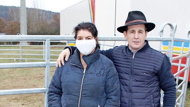 Circusinhaberin Tamara Renz hofft mit ihrem Schwager, Clown Karl-Heinz Renz auf Spenden.