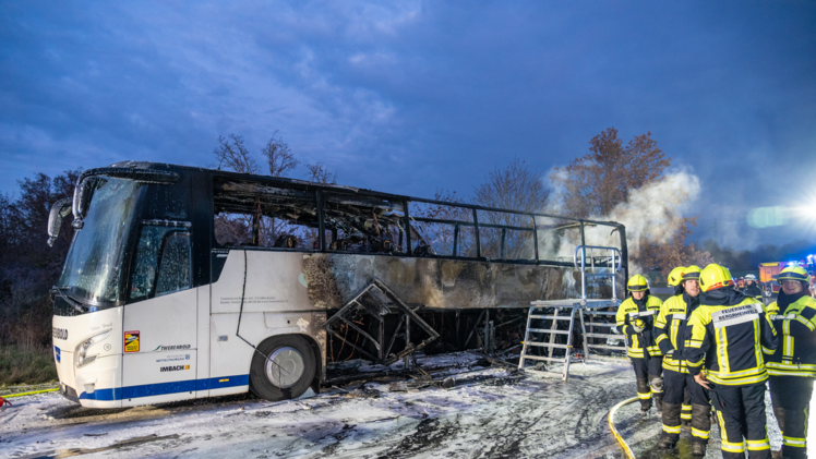 Unfall auf A70 bei Schweinfurt: Bus der Bamberger Symphoniker brennt lichterloh