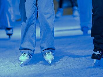 Mann in Erlangen läuft mitten in der Nacht Schlittschuh - mit Verkehrsschild Mann in Erlangen läuft mitten in der Nacht Schlittschuh - mit Verkehrsschild