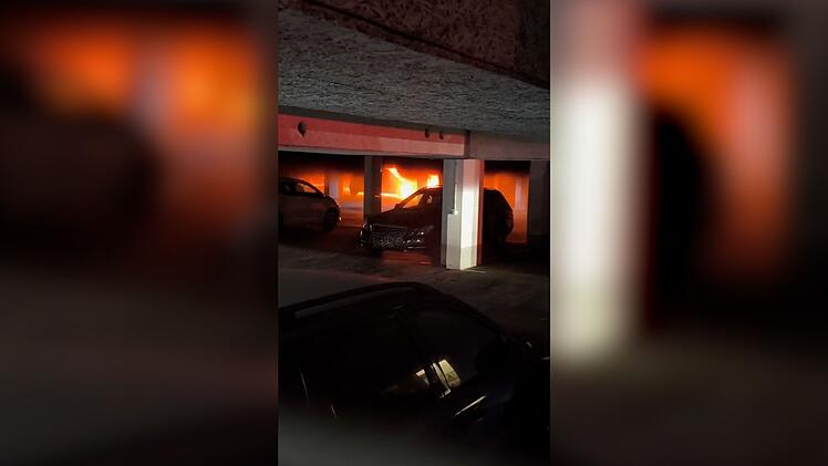 Würzburg: Dichter Rauch quillt aus Tiefgarage - zwei Verletzte bei Autobrand