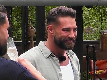 Aleks Petrovic glaubt, dass eine gute Beziehung feminine und maskuline "Energie" brauche.