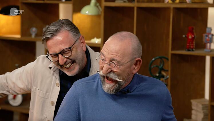 Ein seltenes Objekt eines alten Karussells hatte es Horst Lichter (rechts) in der Mittwochsausgabe der ZDF-Tr&ouml;delshow "Bares f&uuml;r Rares" ganz sch&ouml;n angetan.