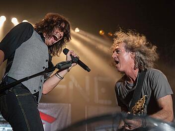 Kelly Hansen, der Leadsänger von Foreigner "im Duett" mit dem Leadgitarristen Bruce Watson. Fotos: Klaus Gagel