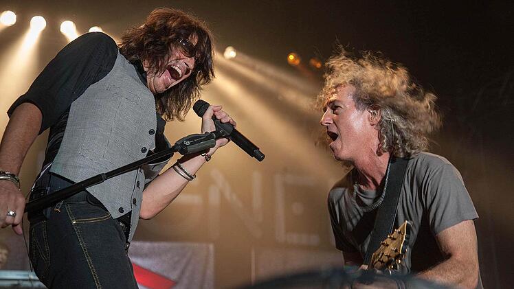 Kelly Hansen, der Leadsänger von Foreigner "im Duett" mit dem Leadgitarristen Bruce Watson. Fotos: Klaus Gagel