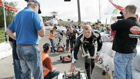 Kontrolle: Vor dem Rennen wurden die Bobbycars geprüft.