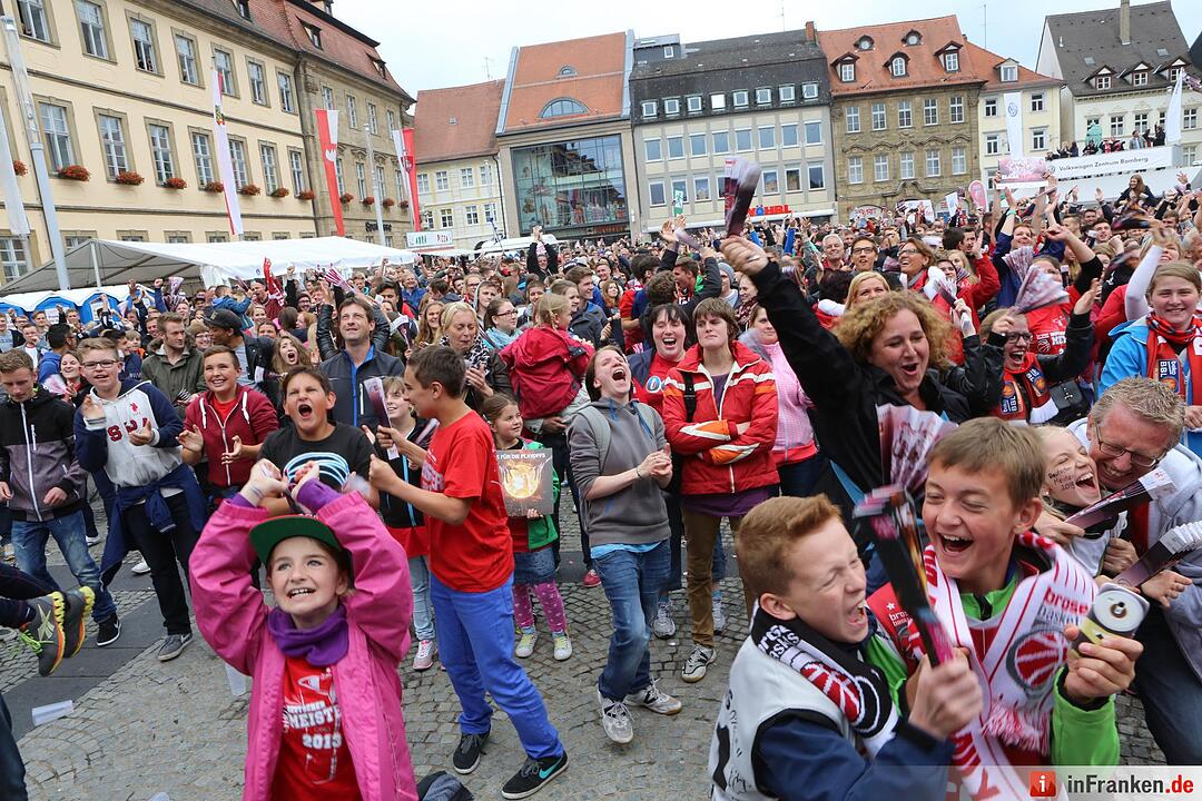 Fans des Spiela der Brose-Baskets am Maxplatz; Brose-Baskest sind Meister; Foto: Barbara Herbst