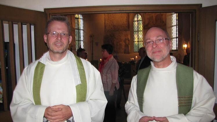 Der bisherige Pfarrverweser, Pfarrer Niki Schönherr aus Nürnberg (rechts), führte Pfarrer Hans-Jürgen Pöschl in sein Amt als Seelsorger an der St.-Nikolaus-Kapelle in Coburg ein. Foto: Martin Koch