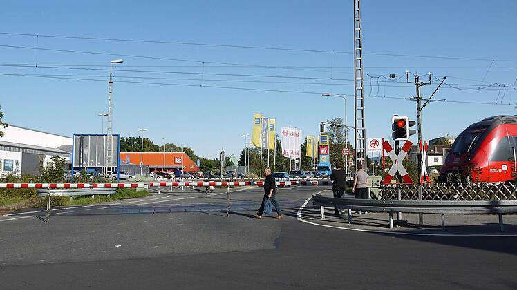 Auch die Umgebung rund um diesen Bahnübergang in der Eisfelder Straße hat sich deutlich verändert - ebenso wie natürlich die Züge, die hier verkehren.Foto: Berthold Köhler