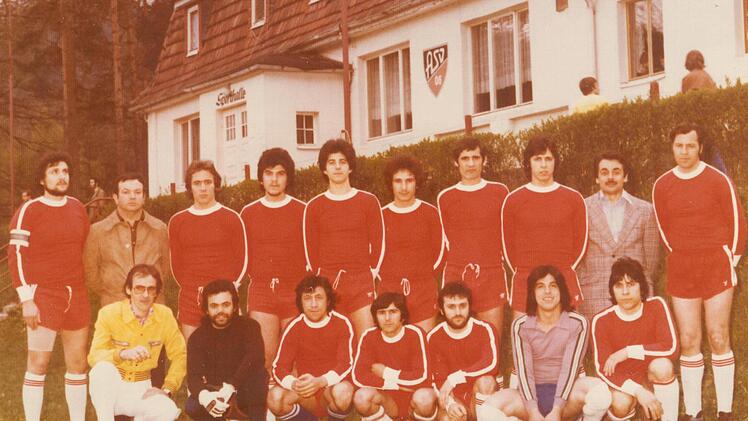 Die 3. Mannschaft des ASV Neustadt im Jahr 1977. Die Mannschaft bestand fast ausschließlich aus italienischen Gastarbeitern. Foto: Klaus Bauer