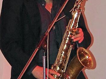 Stefan Scholz mit seinem Saxophon beim Auftritt  Foto: Birgit Kunig