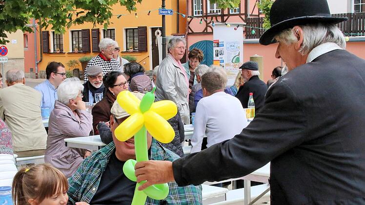 Tiere aus Luftballons zauberte Magic Richie aus Königsberg für die Kinder. Dieter Britz
