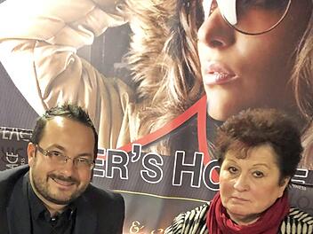 Christian Fischer und Katharina Fischer bei der Unterzeichnung der notariellen Urkunde  Foto: privat