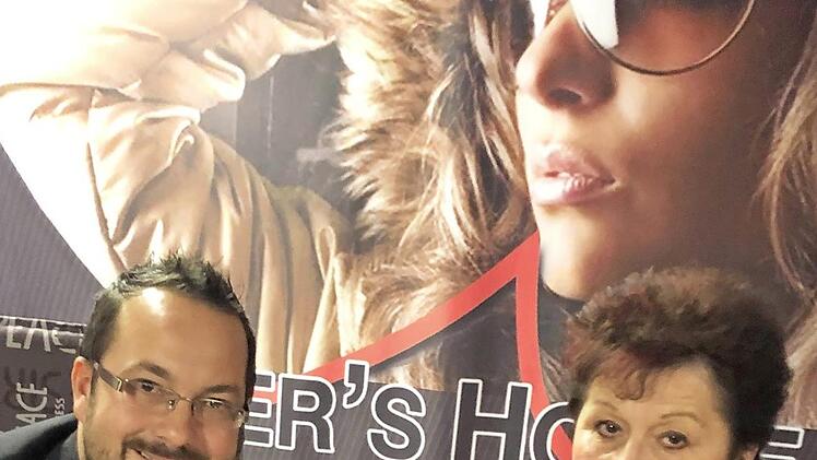 Christian Fischer und Katharina Fischer bei der Unterzeichnung der notariellen Urkunde  Foto: privat