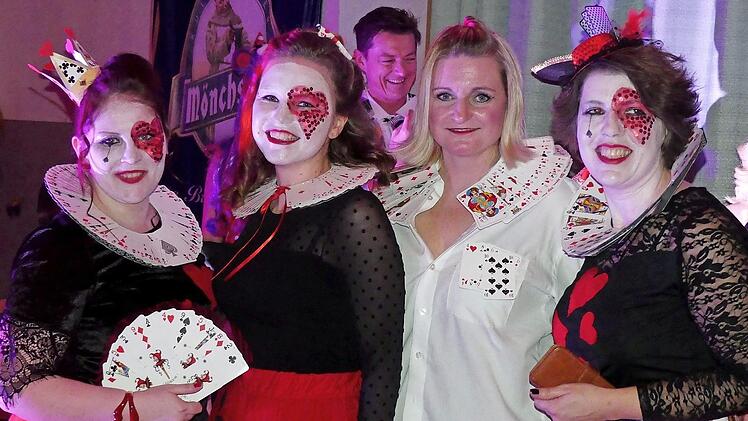 Diese Herz-Damen waren beim TSV-Fasching zu bewundern.  Foto: Hübner