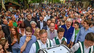 So sah der Bieranstich auf der Erlangener Bergkerwa aus
