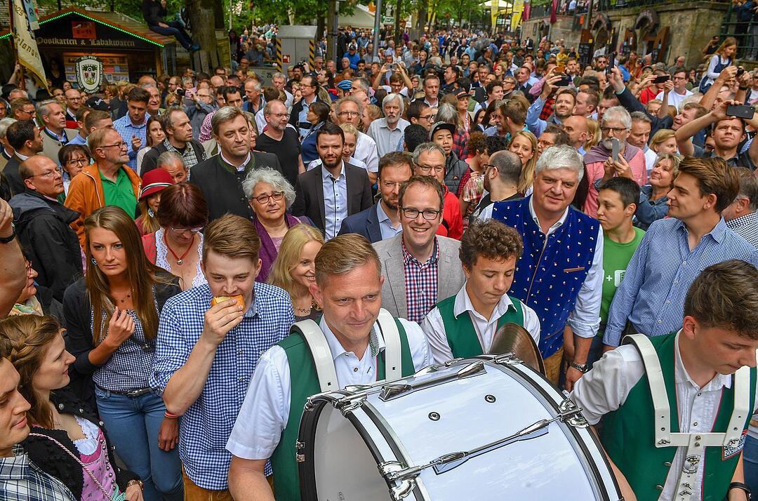 So sah der Bieranstich auf der Erlangener Bergkerwa aus