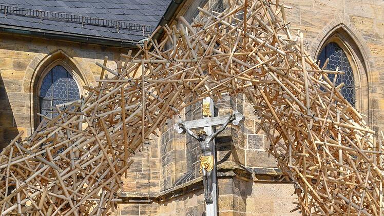 Das Flecht-Tor war eines der Kunstobjekte, die von international bekannten Flechtkünstlern auf dem Platz vor der Stadtpfarrkirche gemeinsam mit Fachschul-Absolventen gefertigt worden waren.