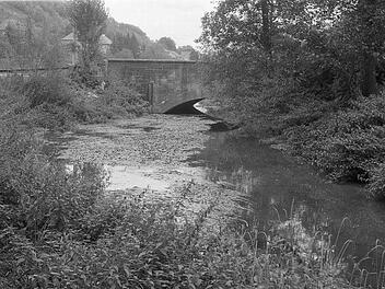 Die alte Brücke in der Meiningerstraße ließ nur wenig Wasser durch. Hier staute sich oft das Wasser und lief in die untere Stadt. Vor 50 Jahren wurde das Problem angegangen. Foto: Stadtarchiv Münnerstadt/ Gerhard Fuhrmann
