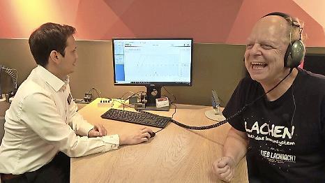 Atze Bauer (r.) hatte Spaß beim Hörtest.