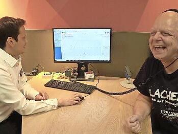 Atze Bauer (r.) hatte Spa&szlig; beim H&ouml;rtest.