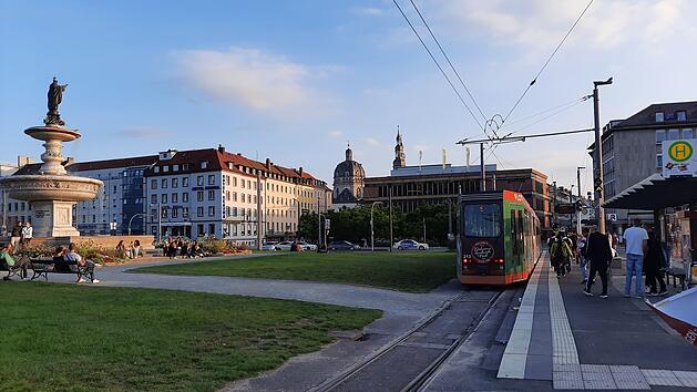 Senior in W&uuml;rzburg von Stra&szlig;enbahn angefahren