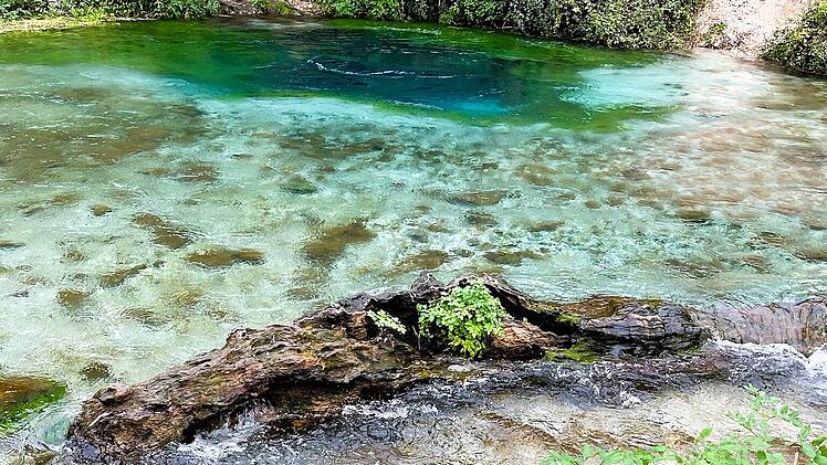 Eine der beeindruckendsten Quellen der Welt: das Blue Eye von Albanien.