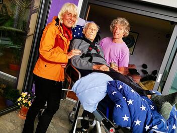 Erlangen: Wünschewagen erfüllt 100-Jährigem letzten Wunsch - "schönes Gefühl" Erlangen: Wünschewagen erfüllt 100-Jährigem letzten Wunsch - "schönes Gefühl"