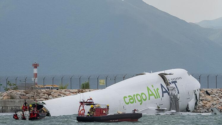 Jumbo-Jet rutscht über Landebahn in Hongkong