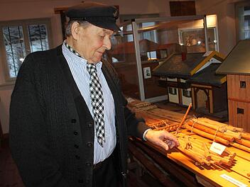 Er hat viel Herzblut in die Flößerei investiert. Alfred Geiger, der mit der Goldenen Ehrennadel der Stadt Kronach aufgrund seiner besonderen Verdienste um die Flößerei ausgezeichnet wurde. Mit im Bild Bürgermeister Wolfgang Beiergrößlein. Fotos: vs