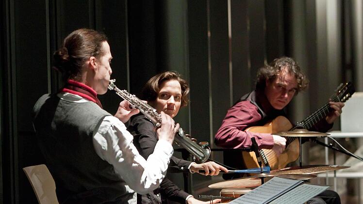 "Ensemble Nu:n": Gert Anklam (Saxofon), Nora Thiele (Perkussion) und Falk Zenker (Gitarre) eröffneten die Reihe "Jazz im Museum". Foto: Jochen Berger